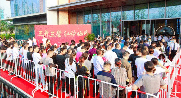 楼盘开盘当天，客户提前一小时在围栏外排队等放号