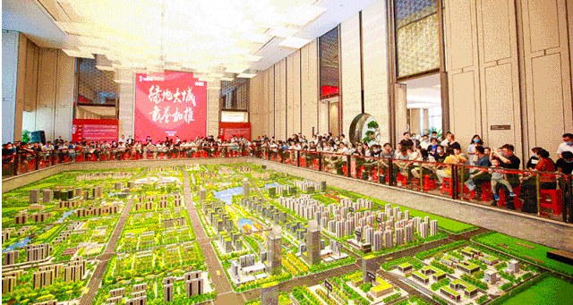 沙盘前围满客户，置业顾问一对一讲，讲完直接认筹