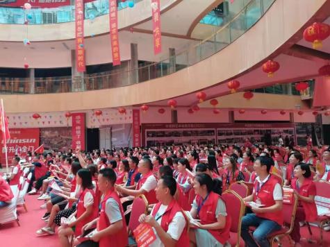 商场中庭临时改成会场，参与品牌的红马甲坐满一片