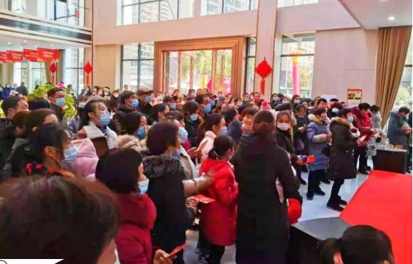 商场开业当天，商户自己带客，商场自己造势