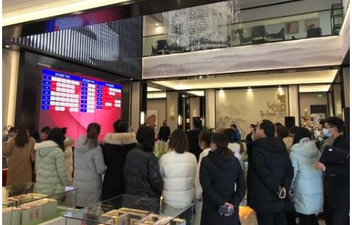 门店里大屏抽奖，客户站着看完才肯走