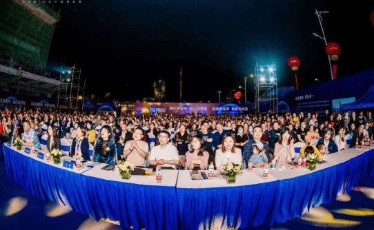 落地当晚摆席庆功，商户自己上台报单数